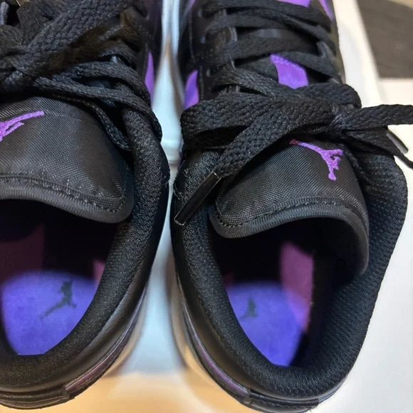 Air Jordan 1 Low Purple Venom/Black Boys Size 4.5 - Picture 7 of 9